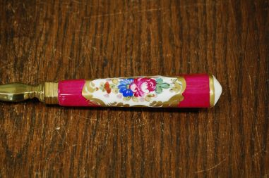 (n-7841) Portselanist käepidemega lilleline tordilabidas