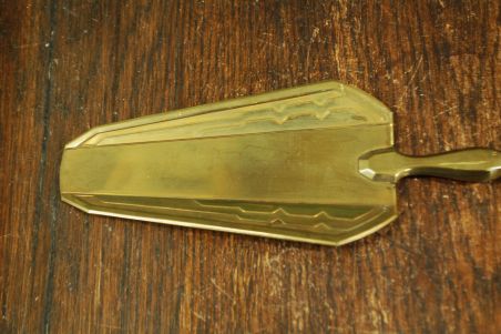 (n-7841) Portselanist käepidemega lilleline tordilabidas