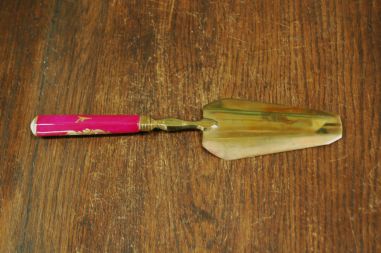 (n-7841) Portselanist käepidemega lilleline tordilabidas