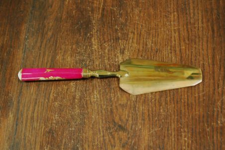 (n-7841) Portselanist käepidemega lilleline tordilabidas