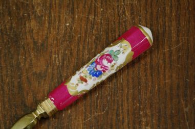 (n-7841) Portselanist käepidemega lilleline tordilabidas