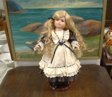 (n-7842) Alberon Dolls, lokkis juustega portselanist nukk alusel