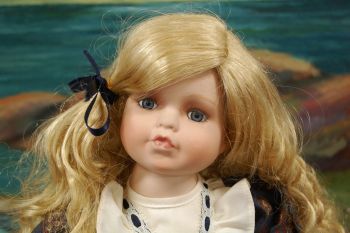 (n-7842) Alberon Dolls, lokkis juustega portselanist nukk alusel 2