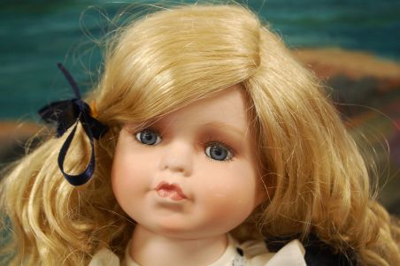 (n-7842) Alberon Dolls, lokkis juustega portselanist nukk alusel