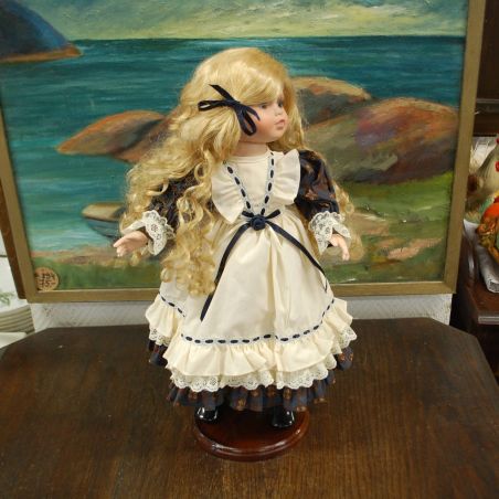 (n-7842) Alberon Dolls, lokkis juustega portselanist nukk alusel