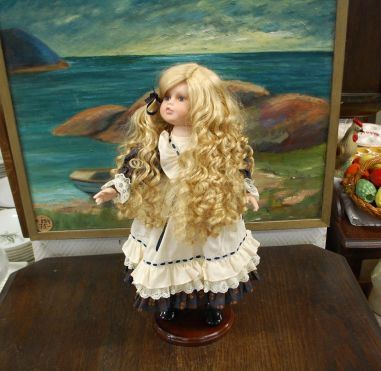 (n-7842) Alberon Dolls, lokkis juustega portselanist nukk alusel