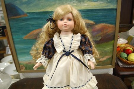 (n-7842) Alberon Dolls, lokkis juustega portselanist nukk alusel