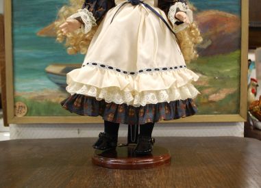 (n-7842) Alberon Dolls, lokkis juustega portselanist nukk alusel