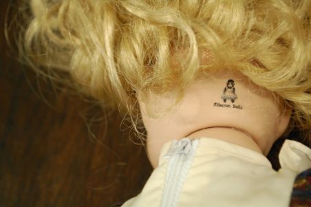 (n-7842) Alberon Dolls, lokkis juustega portselanist nukk alusel