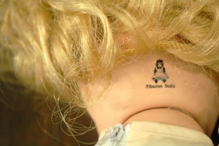 (n-7842) Alberon Dolls, lokkis juustega portselanist nukk alusel