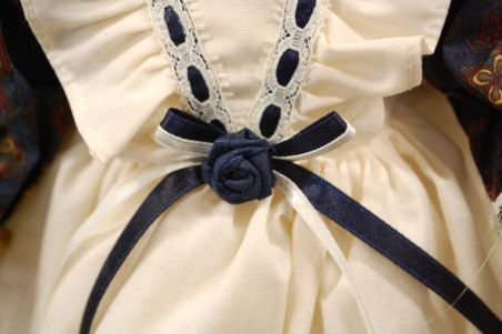 (n-7842) Alberon Dolls, lokkis juustega portselanist nukk alusel