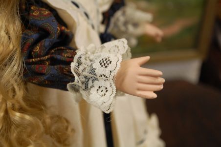 (n-7842) Alberon Dolls, lokkis juustega portselanist nukk alusel