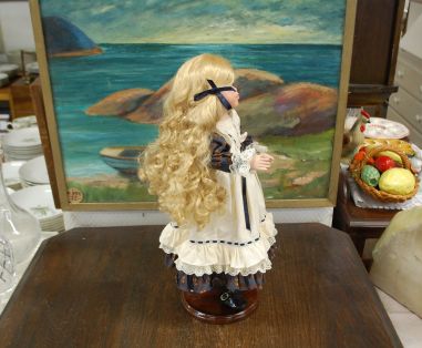 (n-7842) Alberon Dolls, lokkis juustega portselanist nukk alusel