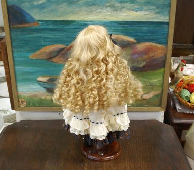 (n-7842) Alberon Dolls, lokkis juustega portselanist nukk alusel