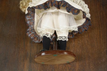 (n-7842) Alberon Dolls, lokkis juustega portselanist nukk alusel