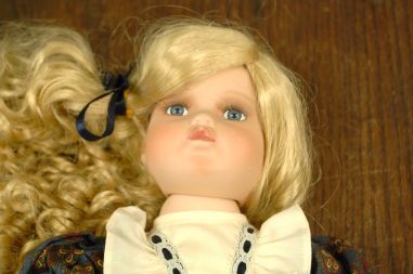 (n-7842) Alberon Dolls, lokkis juustega portselanist nukk alusel