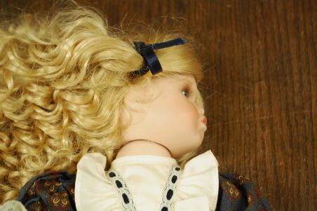 (n-7842) Alberon Dolls, lokkis juustega portselanist nukk alusel