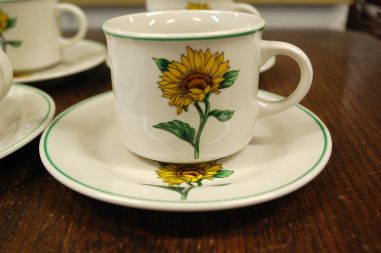 (n-7844/1) Päevalilledega kohvitassid-taldrikud, 4tk