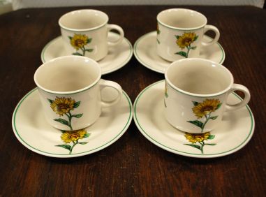 (n-7844/1) Päevalilledega kohvitassid-taldrikud, 4tk