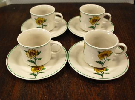 (n-7844/1) Päevalilledega kohvitassid-taldrikud, 4tk