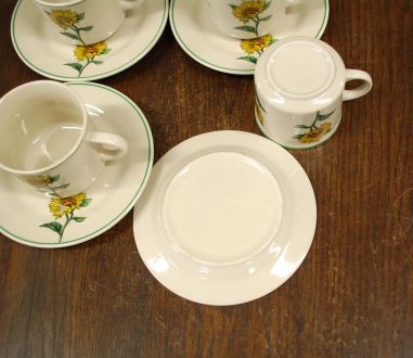 (n-7844/1) Päevalilledega kohvitassid-taldrikud, 4tk