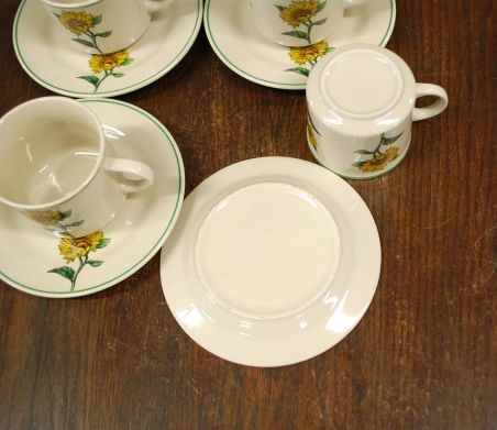 (n-7844/1) Päevalilledega kohvitassid-taldrikud, 4tk