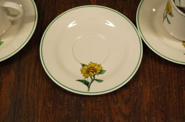 (n-7844/1) Päevalilledega kohvitassid-taldrikud, 4tk