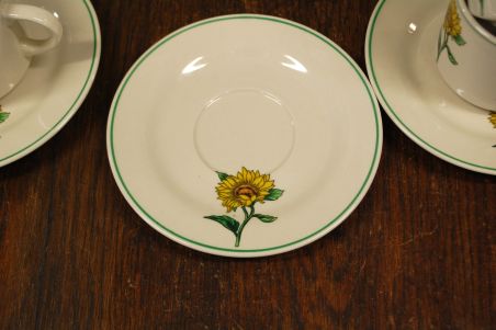 (n-7844/1) Päevalilledega kohvitassid-taldrikud, 4tk