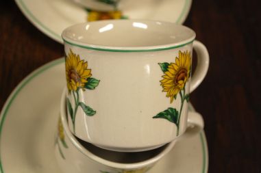 (n-7844/2) Päevalilledega kohvitassid-taldrikud, 6tk