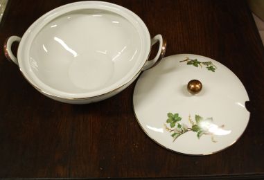 (n-7845) Bavaria Edelstein, viinamarjaokstega suur tirin