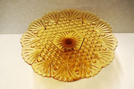 (n-7868) Kollane klaasist tordvaagen kõrgel jalal