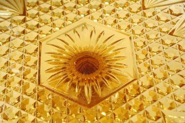 (n-7868) Kollane klaasist tordvaagen kõrgel jalal