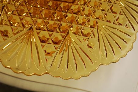 (n-7868) Kollane klaasist tordvaagen kõrgel jalal