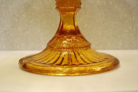 (n-7868) Kollane klaasist tordvaagen kõrgel jalal