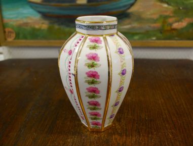 (n-7872) Lille dekooriga lillevaas