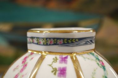 (n-7872) Lille dekooriga lillevaas