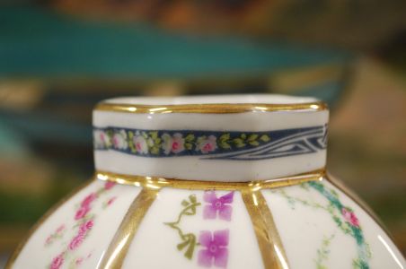 (n-7872) Lille dekooriga lillevaas