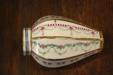 (n-7872) Lille dekooriga lillevaas