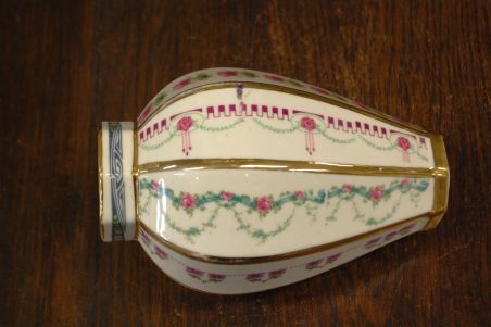 (n-7872) Lille dekooriga lillevaas