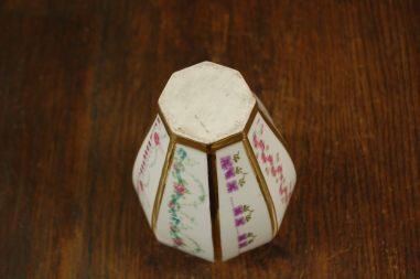 (n-7872) Lille dekooriga lillevaas