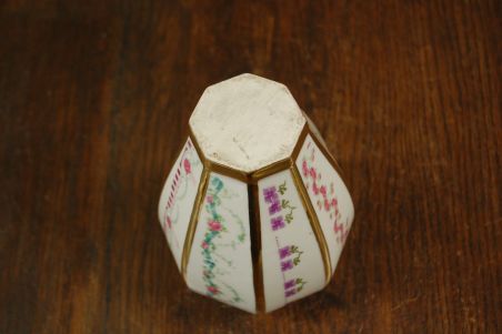 (n-7872) Lille dekooriga lillevaas