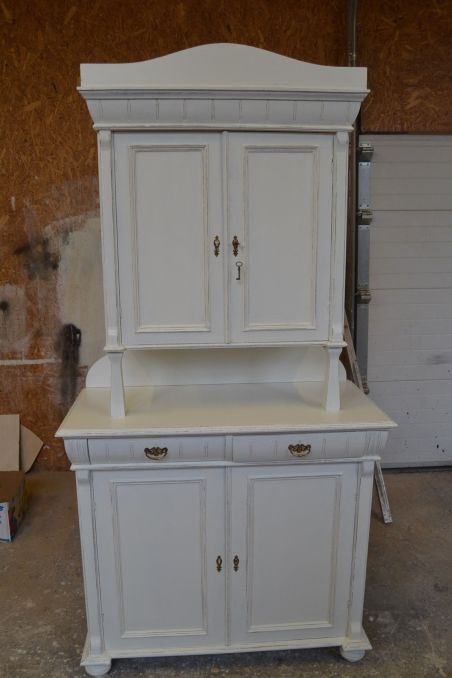 (L-825) Vana valge puhvetkapp