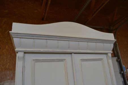 (L-825) Vana valge puhvetkapp