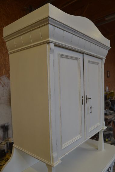 (L-825) Vana valge puhvetkapp