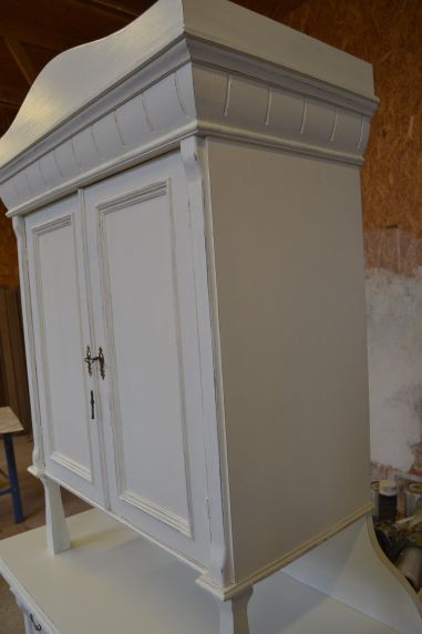 (L-825) Vana valge puhvetkapp