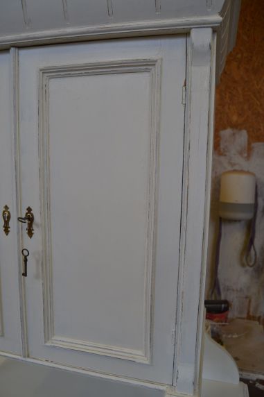 (L-825) Vana valge puhvetkapp