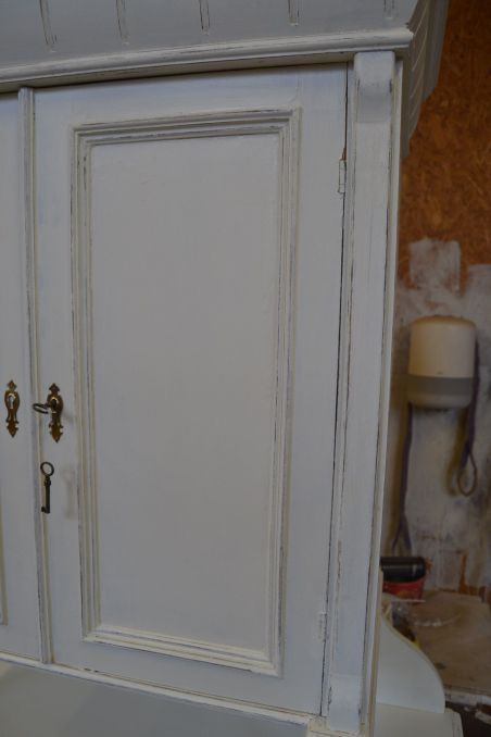 (L-825) Vana valge puhvetkapp