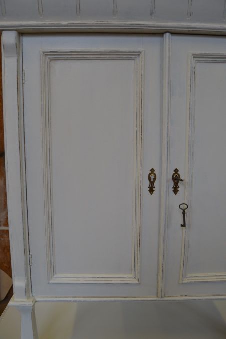 (L-825) Vana valge puhvetkapp