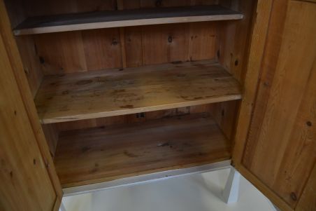 (L-825) Vana valge puhvetkapp