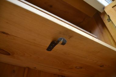 (L-825) Vana valge puhvetkapp